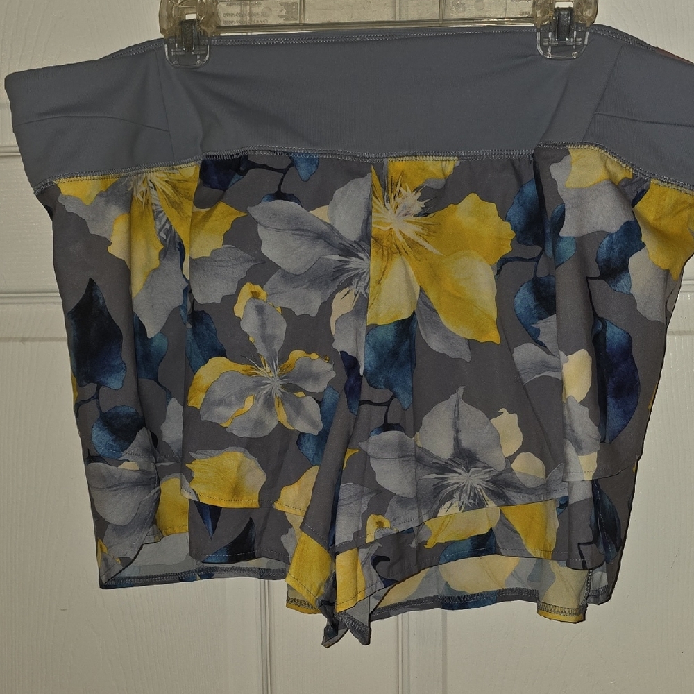 CALIA by Carrie Underwood Gray Athletic Shorts with Yellow & Blue Floral Print